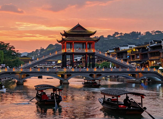 武汉到凤凰古城旅游-灯火阑珊映沱江 流光溢彩满城醉 -深度4日游